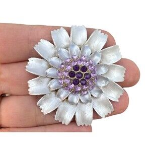 Vintage Silver Tone Daisy Brooch with Purple Rhinesrokes Flower Pin